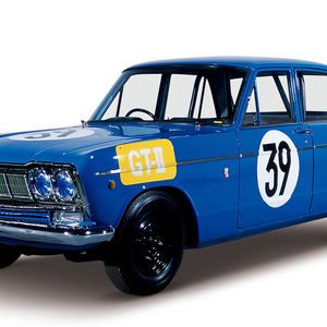 1964: Es ist der 3. Mai 1964, als beim 2. Japan-Grand Prix für GT-Autos in Suzuka erstmals ein äußerlich unscheinbarer Viertürer von der Pole-Position an den Start geht – der Skyline 2000 GT.(Bild:  Nissan)