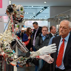 Der „Robotermann“ auf der Hannover Messe 2013 zeigte die Möglichkeiten  moderner Antriebstechnik.