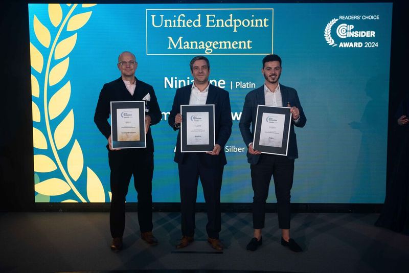 Die Auszeichnungen in der Kategorie „Unified Endpoint Management“ gehen in diesem Jahr an baramundi software (Gold), vertreten durch Marius Brandl, NinjaOne (Platin), vertreten durch Sascha Kabalawi, und an Aagon (Silber), vertreten durch Tigran Schatrian. (Bild: Manuel Emme Fotografie)