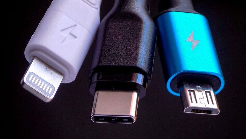 Schluss mit dem Kabelsalat: Ab Mitte 2024 soll USB-C (Mitte) EU-weit als einheitlicher Standard-Ladekabelanschluss für Smartphones, Tablets und vergleichbare Elektrogeräte dienen.
