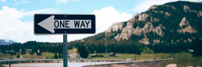 Die Vernetzung von Maschinen kann auch mit Sicherheitsrisiken verbunden sein. Eine Lösung können Ioden mit One-Way-Funktionalität sein.(Bild:  gemeinfrei // Pexels)