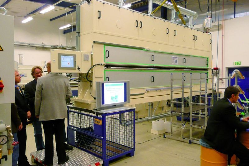 Der Star der Raziol-Hausmesse: eine Befettungsanlage mit einer Befettungsbreite von 4200 mm für Karosserie-Außenhautteile, die an einen international aufgestellten niederländischen Automobilzulieferer geht. (Archiv: Vogel Business Media)