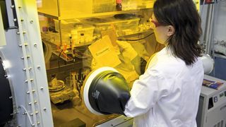 Herstellen von Testzellen mit neuen Batteriematerialien. (Knud Dobberke, Fraunhofer ISC)