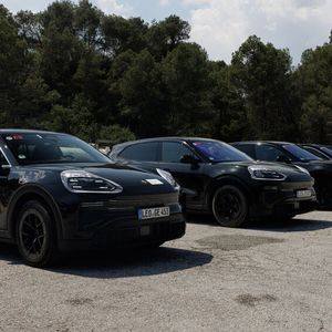 Das große SUV erhält eine komplett neue E-Architektur und einen neuen Antrieb.(Bild:  Porsche)