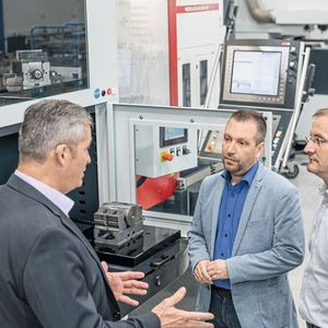 Sie sind mit der Hedelius-Fertigungslösung sehr zufrieden (v.l.n.r.): WFT-Betriebsleiter Heiko Siebke und Geschäftsführer Stefan Lühr im Gespräch mit Matthias Funk, Vertriebsgeschäftsführer bei Hedelius.(Bild:  Hedelius)