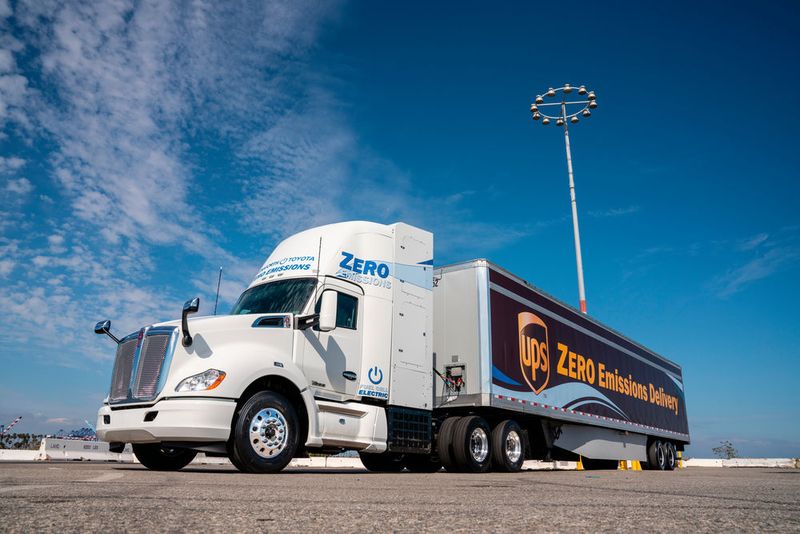 Jetzt haben Toyota und der Truck-Hersteller Kenworth die dritte Generation Brennstoffzellen-Lkw vorgestellt. Waren die beiden ersten Generationen Machbarkeitsstudien, ist die dritte Generation alltagstauglich. Außerdem wächst das Einsatzgebiet des Projektes: Es soll sich von Long Beach bis Merced auf Höhe von San José erstrecken. (Bild: Toyota)