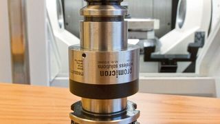 Smarte Technologie: Werkzeughalter mit integrierter Messtechnik und Elektronik zum Senden der Daten an die CNC-Steuerung sorgen für eine fortlaufende Überwachung von Bohr- und Fräswerkzeugen.  (Bild: SMM, Konrad Mücke)