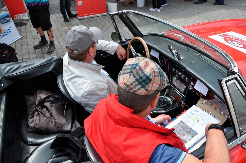 ... vielmehr war Orientierung gefragt. Der Beifahrer war der Herr des Roadbooks und gab  Navigationsanweisungen. (Weissenberger / »kfz-betrieb«)