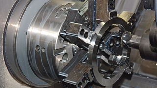 Mit drei Inozet-Pendelbrücken wird aus einem Standard-3-Backen-Futter ein ausgleichendes 6-Backen-Futter mit einer Pendelbewegung der Brücken um 10°, das vor allem dünne Ringe deformationsarm mit hoher Rundlaufgenauigkeit spannt. (Archiv: Vogel Business Media)