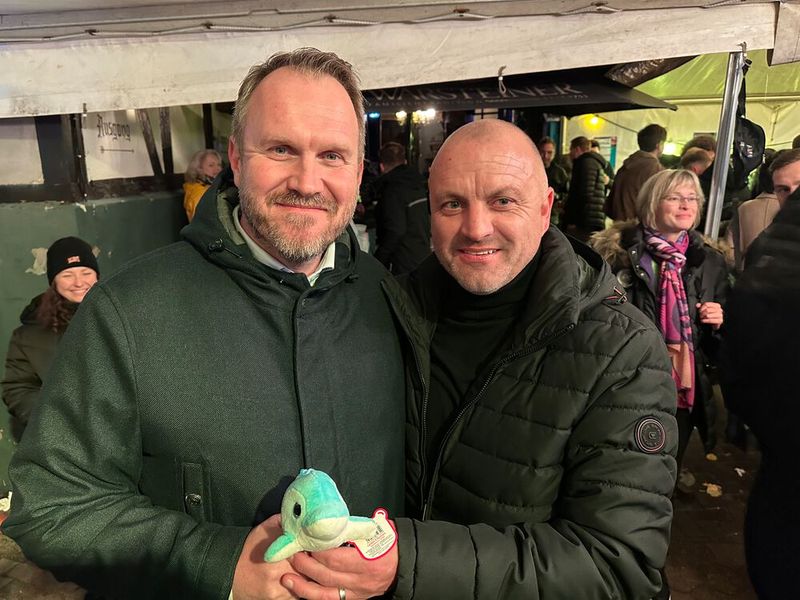 Mike Rakowski bekommt von Alexander Bruchhage (ALSO) einen Delphine geschenkt, den er beim Frösche Klopfen erkämpft hat. (Bild: Vogel IT-Medien)