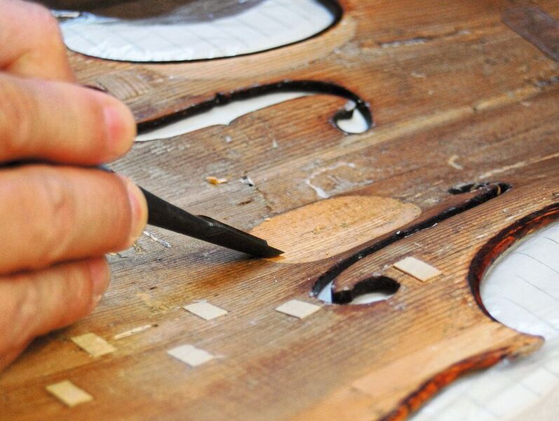 Während der Reparatur von Geigen fallen immer wieder kleine Holzproben ab. Solche wurden über Jahre gesammelt und schließlich am PSI untersucht.  (National Taiwan University)