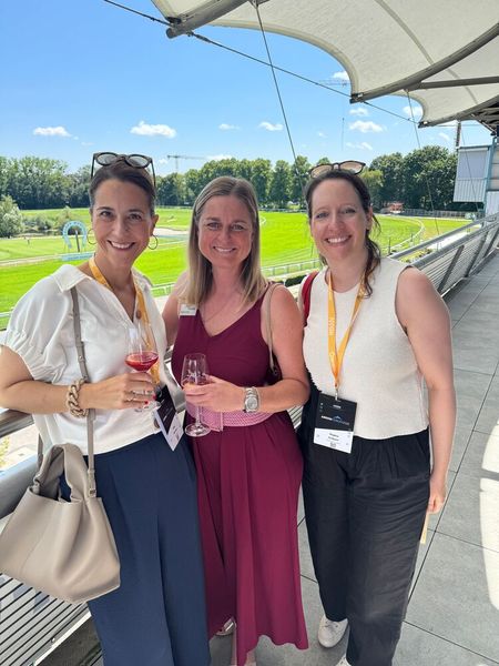 Julia Hammer und Regine Knipper von Fortinet mit Melanie Große (m.) von Arrow (Bild: Vogel IT-Medien GmbH)