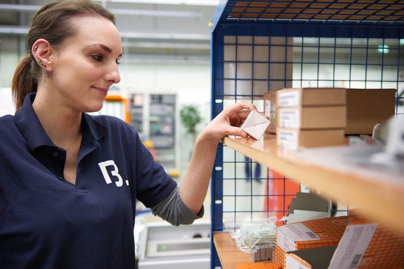 Mitarbeiter kommissionieren sämtliche Kleinteile, die für ein Projekt benötigt werden, auf Trolleys, die dann in der Montage zur Verfügung stehen. (Rittal)