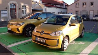 E-Autos an einer Ladesäule (Symbolbild): Bis 2025 sollen in der EU eine Million Ladesäulen bereitstehen. (Bild: Rosenow – »kfz-betrieb«)