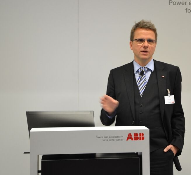 Dr. Peter Terwiesch, Vorsitzender ABB Deutschland zum Thema Industrie 4.0: „Dezentrale Produktionen werden durch diesen Trend verstärkt kommen.“ Zudem sieht er den Mensch künftig  in einer Rolle, wo er mehr ist, als nur ein Bediener.  (Bild: Jablonski/PROCESS)