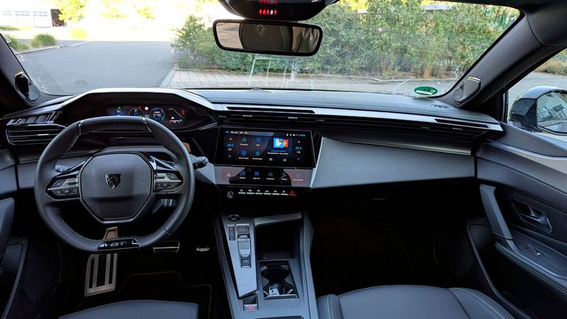4. Das Innenraum-Design: Peugeot hält eisern an seiner speziellen Cockpitgestaltung fest, und es ist ja auch gut so, dass nicht alle Autos innen gleich aussehen (wie es bei den Chinesen der Fall ist). Aber ob man mit der Sitzposition zurecht kommt, muss man vorher testen. Manche Fahrer beklagten, dass ihnen das Lenkrad den Blick auf die Instrumente versperrte. (Bild: Rosenow – VCG)