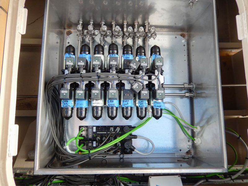 Jedes Turck-Block-I/O TBEN-L-16DOP stellt 16 digitale Ausgänge bereit, um die Hydraulik-Ventile anzubinden. (Bild: Turck)