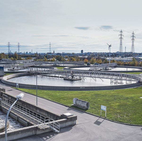 Siemens wird die Stadt Wien bei der energetischen Optimierung ihrer Hauptkläranlage unterstützen. Hierfür liefert Siemens die Leit-, Mess-, Analyse- und Schaltanlagenleittechnik sowie Niederspannungs- und Mittelspannungsschaltanlagen. (Siemens)