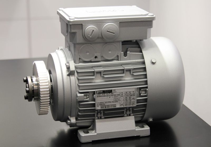 Der Drehstrommotor MH von Lenze erfüllt das Effizienzniveau IE2 und ist für den Netz- und Umrichterbetrieb ausgelegt. (Bild: Michel)