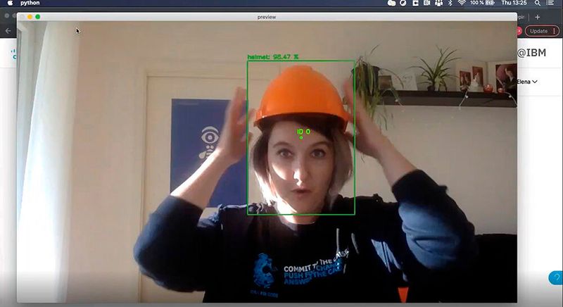 Hier erkennt IBM Watson, dass die IBM-Beraterin Elena Kotljarova mit 98,47 % Wahrscheinlichkeit ihren Helm aufgesetzt hat. Watson kann auf Wunsch auch analysieren, wer eine Maske im Gesicht hat, und wer nicht. (Bild: Webex-Mitschnitt von Annette Hodapp, IBM)