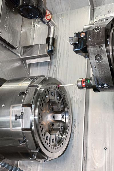 Antastsicher auch im Kühlmittel: Der Blum-Taster TC52 wird auf den Hembrug Horizontal-Hartdrehmaschinen über den Revolver in Position gebracht. Deshalb muss der Taster nicht nur hochgenau, sondern mechanisch besonders robust ausgelegt sein. (Bild: myonic)