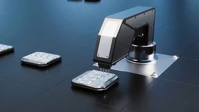 Mikrodosierung in extrem kleinen Volumina auf einem frei beweglichen und hygienischen Acopos 6D-Shuttle für eine saubere, flexible und skalierbare Produktion. (Bild: M2 Automation)