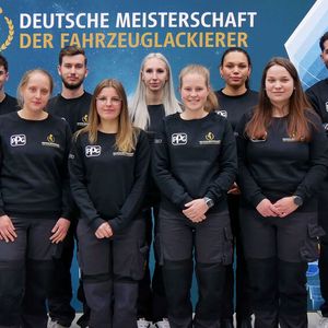 11 Lackiererinnen und Lackierer traten in diesem Jahr zur Deutschen Meisterschaft im Lackierhandwerk gegeneinander an. (Bild:  BFL)