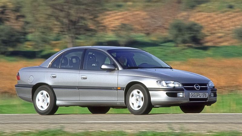 Die Topversion Omega MV6 bot serienmäßig Tempomat, Klimaanlage, beheizbare Vordersitze, elektrische Fensterheber vorn und hinten, elektrische Sitzverstellung, Audioanlage, wärmedämmende Verglasung und Metalliclackierung. (Bild: Opel Automobile GmbH)