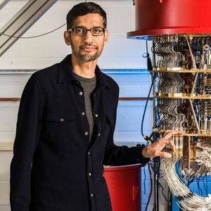 Sundar Pichai mit einem von den Google-Quantencomputern im Labor von Santa Barbara