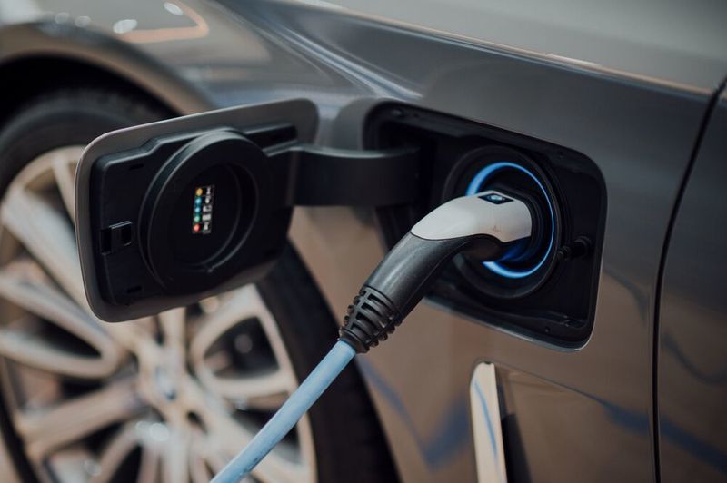 An electric vehicle can be defined as any vehicle that uses one or more electric or traction motors for propulsion.  (gemeinfrei)
