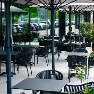 Gäste können auch im Freien sitzen.(Bild:  Kestenholz)