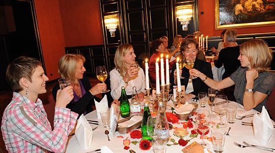 Die Vorjahresgewinnerin des »kfz-betrieb«-Women’s-Award: Dr. Gunhild Kleffner (2. v. re.) (Archiv: Vogel Business Media)