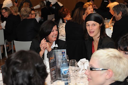 Andrea Rapp-Kübler (re.) stand im vergangenen Jahr auf dem Siegertreppchen. Sie wartet mit Sabine Bräutigam (li.) gespannt auf das Ergebnis des Women’s Award 2011. (Archiv: Vogel Business Media)