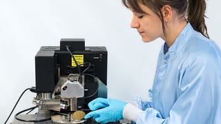 Alina Lyuleeva am Rasterkraftmikroskop, mit dem die Silizium-Nanoblättchen vermessen werden (Uli Benz / TU Muenchen)