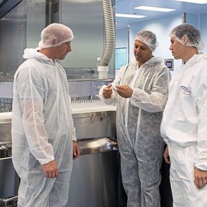 Die Projektbeteiligten an der zweiten vollintegrierten Isolatorlinie Alf. Zu sehen sind u.a. von links nach rechts: Brendon Kriel (Aspen Pharmacare), Aymen Ben Mna (Syntegon) und Ryan Miltz (Aspen Pharmacare).(Bild:  Syntegon)