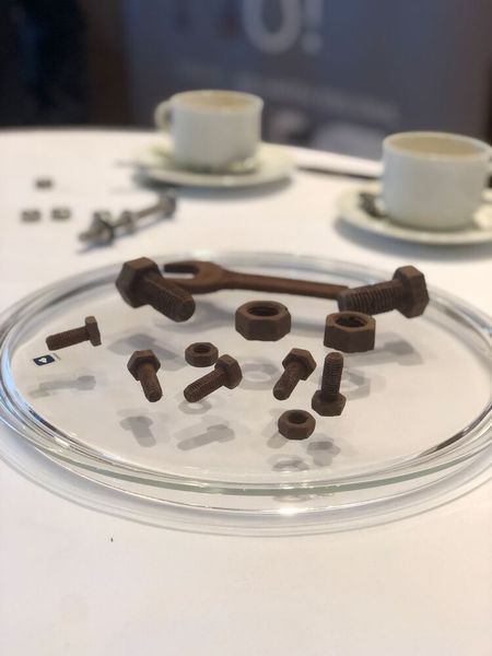 Die Schraube zum Naschen gab es am Stand von Expanite GmbH, die Lösungen für die Oberflächenhärtung von Edelstahl und Nickelbasislegierungen bietet. (Bild: VCG/Juliana Pfeiffer)