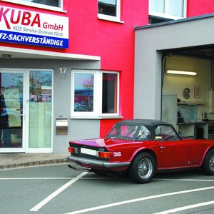 „Einmal H bitte“: Triumph TR6 beim KÜS-Partner „Kuba“ zur H-Kennzeichen-Abnahme. 