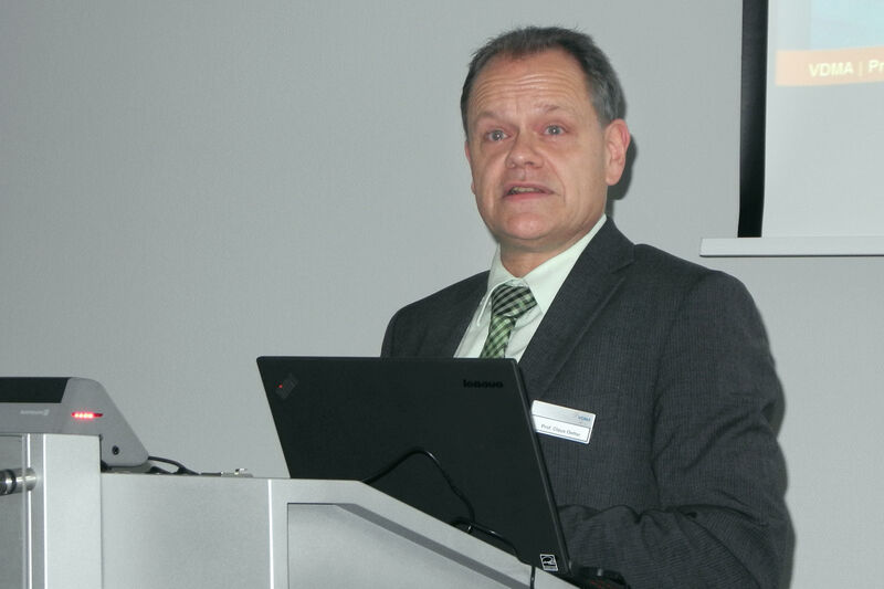 Prof. Claus Oetter eröffnete am 10. November 2014 die VDMA-Tagung „App-Entwicklung für den industrielen Einsatz – Die Zukunft hat längst begonnen“.                     (Bild: Reinhard Kluger/elektrotechnik)