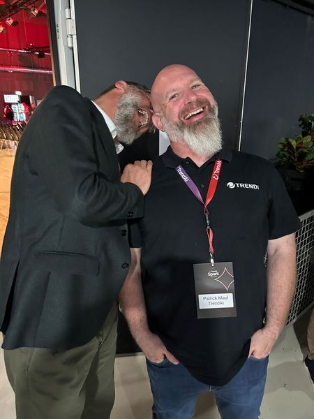 Dirk Arendt (l.) und Patrick Maul (r.) (beide TrendAI) waren bester Laune – und offensichtlich hungrig. (Bild: Trend Micro)