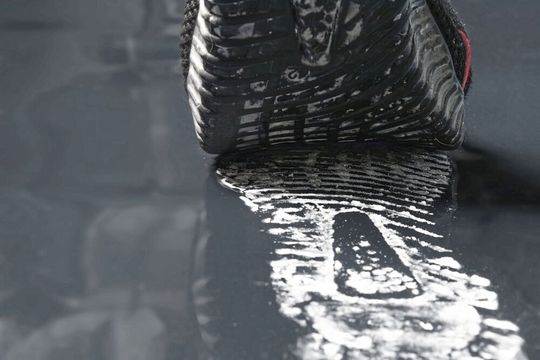 Die Oberfläche der Staubfangmatte von Kager entfernt laut Hersteller selbst festsitzende Staub- und Schmutzpartikel von Schuhsohlen oder von den Rollen mobiler Transportsysteme.(Bild:  Kiefer Industriefotografie)