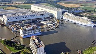 Handbreit Wasser unterm Kiel! Die Meyer-Werft kann Erfreuliches berichten. Nämlich, dass sie bis Ende 2023 keine Arbeitsplätze abbauen wird. (Bild: Meyer-Werft)