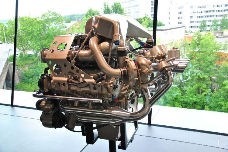 Zu Lande, zu Luft, zu Wasser: Porsche-Bootsmotor auf Basis eines 928-S4-Aggregats. Den hatte sich Rennfahrer Jacky Ickx für sein Rennboot gewünscht. Dank zweier Turbolader bekam er mit 750 PS, was er wollte. (Foto: Dominsky)