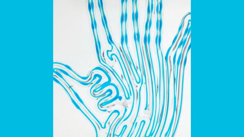 Ein komplexes Hand-Muster entsteht: Die blauen Linien markieren die Verläufe, die später als pneumatische Kanäle dienen. (Bild: Harvard John A. Paulson School of Engineering and Applied Sciences (SEAS)