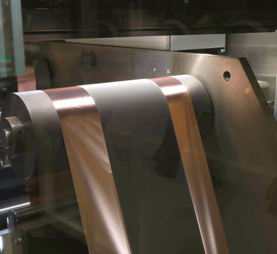 Neue Werkstoffe für Anoden- und Kathodenbeschichtungen auf Graphit-, Lithium-Eisenphosphat- und Silizium-Graphit-Basis ermöglichen eine effiziente Lasertrocknung, wenn es um die Batteriezellenfertigung geht. Das ist aber nur ein Thema, dem sich die FFB-Forschung in dieser Hinsicht widmet.(Bild:  Laserline)