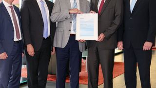 Ausgezeichnete „Best Supplier“ in Reinach (v.l.n.r.): Konrad Karl (Endress+Hauser, Regionalvertriebsleiter, München); Stephan Lahrmann (Wacker, Beschaffung Technik & Dienstleitungen, Burghausen); Nikolaus Krüger (Endress+Hauser, Geschäftsführer Vertrieb, Reinach); Jörg Krey (Wacker, Leiter Technischer Einkauf und Logistik, Burghausen); Markus Bachhuber (Endress+Hauser, Vertrieb Außendienst). (Bild: Endress + Hauser)