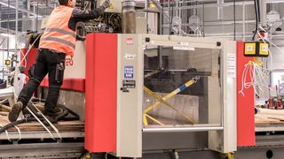 Bis die Fräsmaschine an ihrem neuen Standort richtig ausgerichtet ist, vergehen etwa drei Stunden. (Airbus)