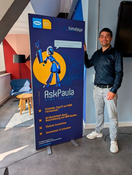 Patrick Drechsler präsentiert:  ‚AskPaula‘ – Chatbot für Functional Safety. Bereits im Frühjahr 2024 konnte das Team den ersten Demonstrator zum firmeninternen Chatbot „Chat Functional Safety“ zeigen, der schon damals Quellen der selbst angelegten Datenbank ausgeben konnte, womit die Zuverlässigkeit der Ergebnissen sichergestellt war. Der Roll-out  für Mitarbeiter soll im Juni erfolgen, wird später auch für Kunden einsetzbar sein. (Bild: Hima)