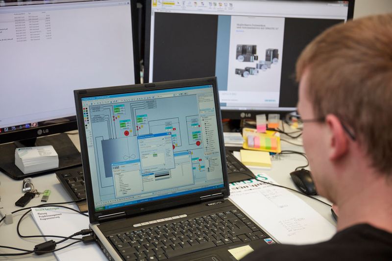 Koramis simuliert reale Industrieanlagen mit allen Maschinen- und Sensorparametern in der Open Telekom Cloud und stellt so die IT-Sicherheit der Produktionsbetriebe auf die Probe. (Bild: Deutsche Telekom)