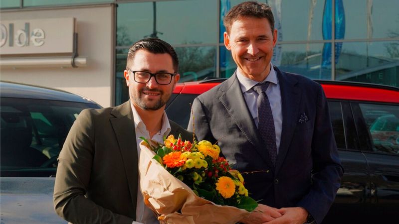Christian Rönsch (r.), Geschäftsführer von May & Olde, gratuliert Alexander Friesen zu seiner neuen Position als Gebrauchtwagenverantwortlicher der BMW-Autohausgruppe. (Bild:  May & Olde)