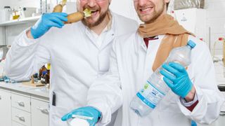Ob Strumpf oder Plastikflasche: Wissenschaftler der Universität Hohenheim ebnen den Weg für Qualitätsprodukte aus Chicorée-Abfällen (Bild: Universität Hohenheim)